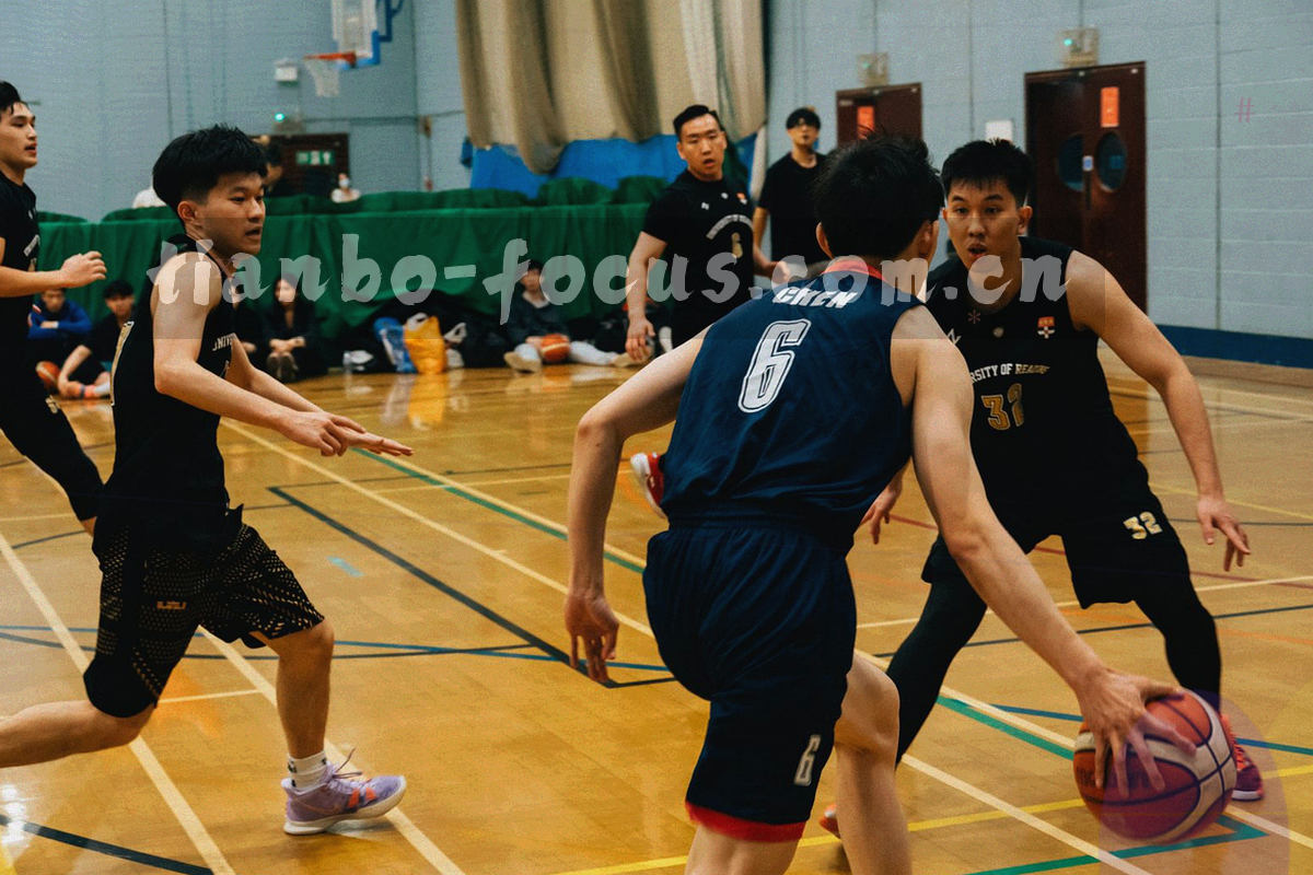 夜间球场草皮与看台灯光轨迹，深墨绿与青色交错